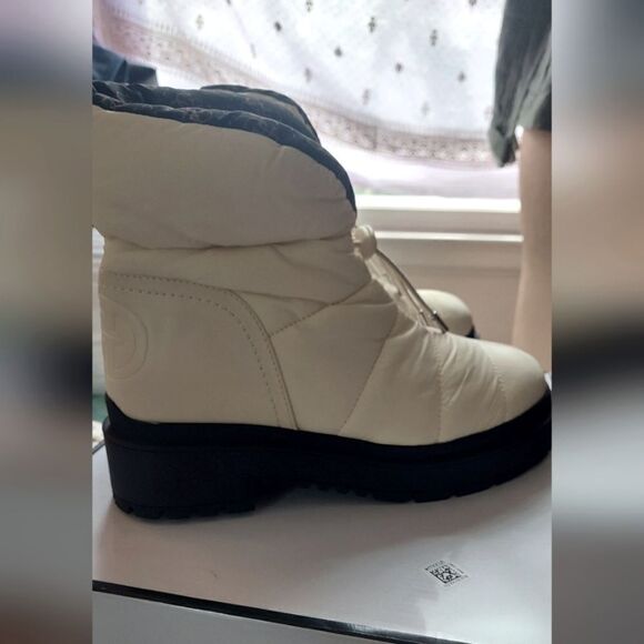 NWT Guess Women’s Leeda 2 Cold Weather Winter Snow Boots Ivory Size 9 - Picture 4 of 16